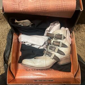 Freebird Scarlets. Hardly worn. Dust covers, box and packing paper included.